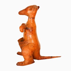 Revistero Kangaroo de cuero atribuido a Dimitri Omersa, Inglaterra, años 60