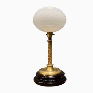 Lampada da tavolo antica in ottone con cappa in vetro acciottolato