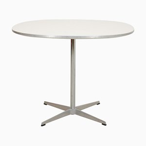Weißer runder Cafétisch von Arne Jacobsen für Fritz Hansen