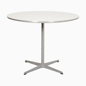 Tavolino da caffè circolare bianco di Arne Jacobsen per Fritz Hansen, inizio XXI secolo