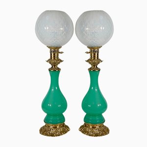 Lámparas de mesa de bronce y vidrio opalino, finales del siglo XIX. Juego de 2