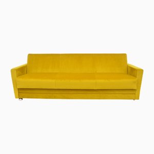 Sofá cama de terciopelo amarillo, años 60