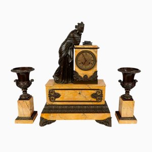 Juego de repisa de chimenea Imperio de mármol amarillo y bronce, de principios del siglo XIX. Juego de 3