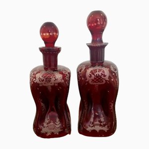 Decantadores victorianos de vidrio rubí, década de 1880. Juego de 2