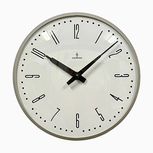 Reloj de pared industrial gris de Siemens, años 70