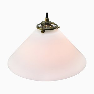 Lampade a sospensione in ottone, vetro opalino bianco, Francia