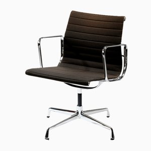 Sedie da ufficio girevoli Ea108 vintage in alluminio nero di Eames per Vitra, anni '90