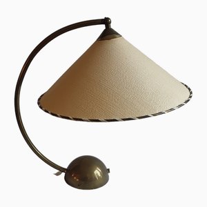 Lampada da tavolo vintage girevole con struttura ad arco in ottone e paralume color crema, anni '60