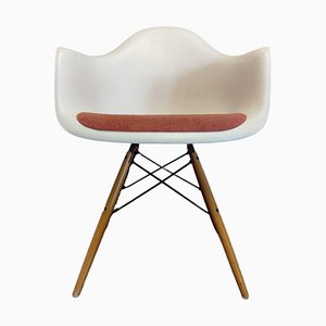 Silla DAW de plástico con tapicería de asiento en naranja oxidado de Eames para Vitra