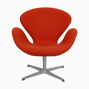 Swan Chair aus Rotem Stoff von Arne Jacobsen für Fritz Hansen