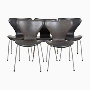Sieben Stühle aus patiniertem schwarzem Leder von Arne Jacobsen für Fritz Hansen, 1980er, 5er Set