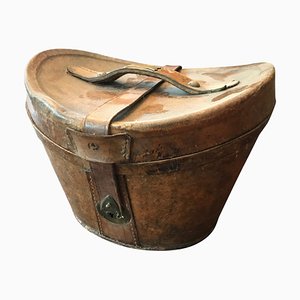 Caja para sombreros vacía de terciopelo rojo en cuero, siglo XVIII, 1875