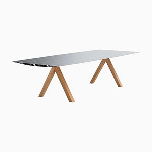 ¡Ok! Mesa de comedor B con superficie de aluminio anodizado y patas de madera de Konstantin Grcic para BD Barcelona