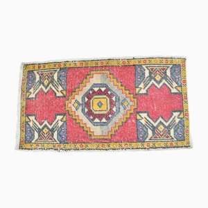 Kleiner handgearbeiteter Tribal Teppich aus Wolle im Art Decor