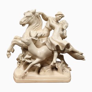Statuetta in ceramica raffigurante un cavallo e innamorati