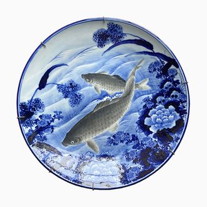 Plato grande para carpas de porcelana azul y blanca, Japón, década de 1880