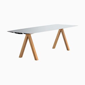 Mesa de comedor B con tablero de aluminio anodizado plateado y patas de madera