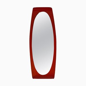 Espejo de pared italiano moderno ovalado de madera curvada y rojo ladrillo, años 70