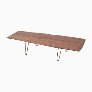 Mesa de centro de madera con patas de latón