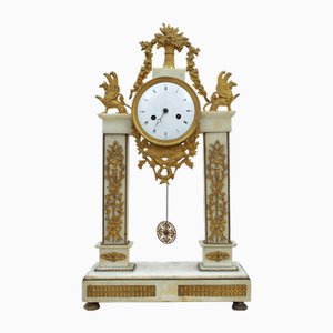 Horloge Temple Louis XVI en Marbre Statuaire Blanc et Bronze Doré, 1730