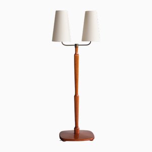 Lámpara de pie sueca moderna de dos brazos de teca y latón, años 40