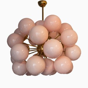 Lampadario a sfera in vetro opalino rosa con montatura in ottone dorato