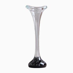 Vase aus klarem Glas mit schwarzem Fuß und Luftblasen in Knochenform