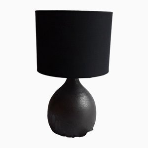 Lámpara de mesa alemana vintage con pie de cerámica negra y gris y pantalla de tela negra, años 80