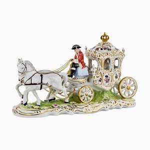 Composición romántica de porcelana con carro de Dresde
