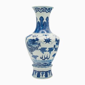 Große chinesische Vintage Keramik Vase in Weiß & Blau, 1940er