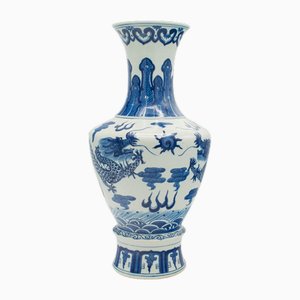 Jarrón chino vintage grande de cerámica en blanco y azul, años 40