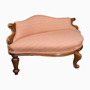 Englischer viktorianischer Love Seat aus Nussholz, 1840er