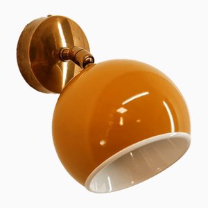 Verstellbare Wandlampe mit gelber Metallkuppel