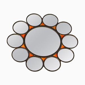 Mid-Century Moderner runder sonnenförmiger Wandspiegel aus Metall & orangefarbenem Glas, 1960er