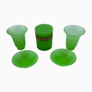 Caja francesa de vidrio opalino y jarrones pequeños con platos en verde lima. Juego de 5