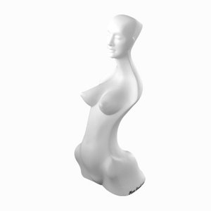 Figura de mujer de porcelana con detalles plateados de Ilona Romule, siglo XXI
