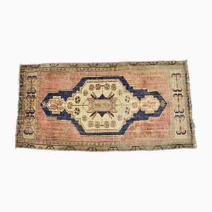 Kleiner anatolischer Outdoor-Teppich mit rustikalem Dekor