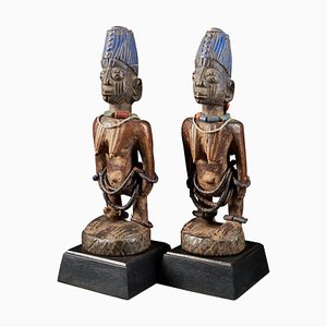 Artista nigeriano Yoruba, Ibeji Twin Figures, legno con dettagli in vetro