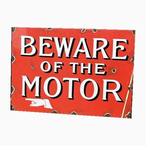 Cuidado con el cartel del motor esmaltado