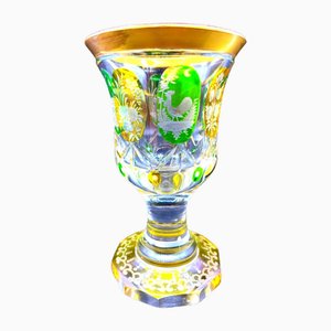 Vaso di Boemia in vetro con decorazioni gialle e verdi e incisioni a medaglione