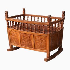 Culla a dondolo in legno intagliato