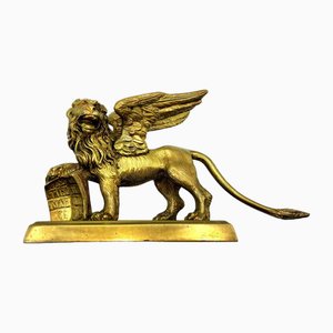 Antiker geflügelter Löwe aus Bronze auf rechteckigem Sockel