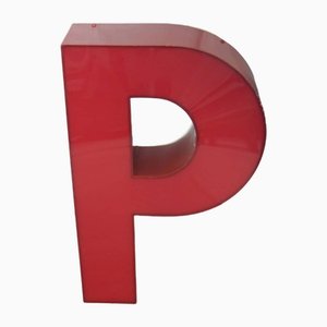 Letra P de plástico rojo, años 70