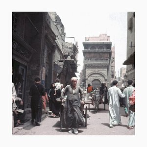 Menschen auf einer Straße in der Altstadt von Kairo, Ägypten, 1955 / 2020er, Fotografie