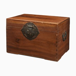 Caja de almacenamiento antigua con herrajes decorativos, años 20