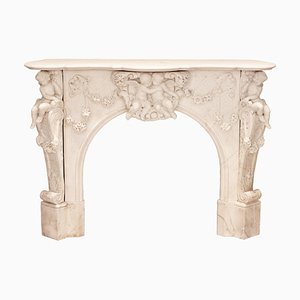 Chimenea francesa estilo Luis XV de mármol blanco con cupidos, década de 1800