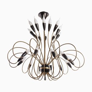 Lámpara de araña italiana Mid-Century grande de latón con 24 luces de Stilnovo, años 50