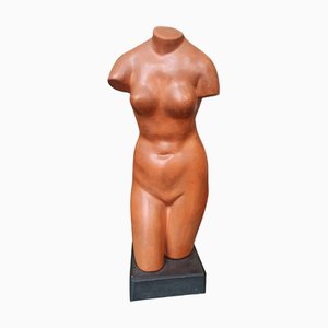 Escultura femenina desnuda, años 50