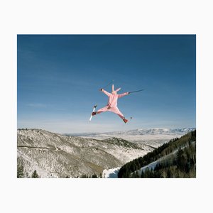 Matthias Clamer, persona vestida con traje de conejito rosa, salto de esquí, vista trasera, impresión fotográfica, 2022