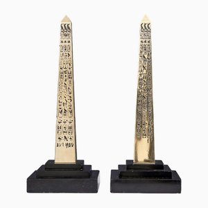 Obeliscos de escritorio renacentistas egipcios de latón, años 20. Juego de 2